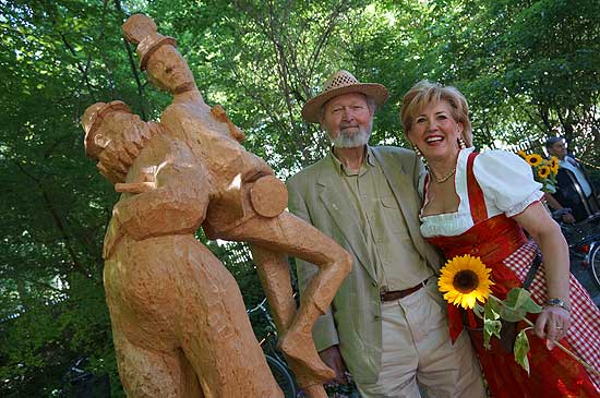 schuf neues Kunstwerk im Garten: Bildhauer Josef Fromm mit Wirtin Birgit Netzle  (©Foto. MartiN Schmitz)